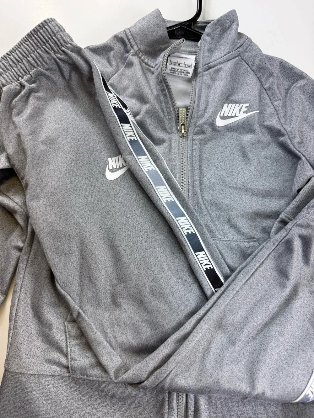 Nike boys 7 Heather Gray Performance Track Jacket with Logo